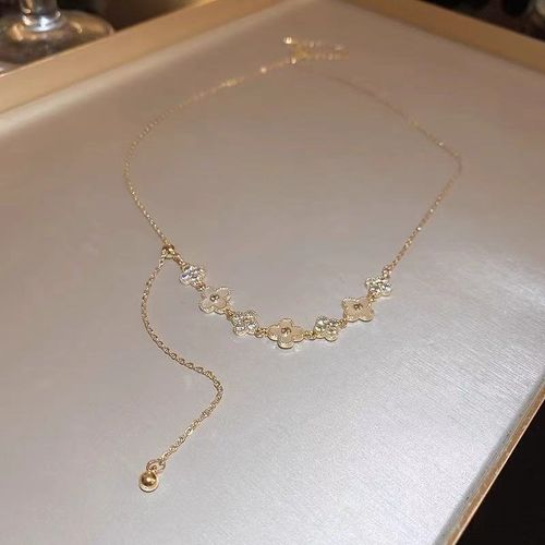 High-end necklace, an exquisite lucky flower clavicle chain.