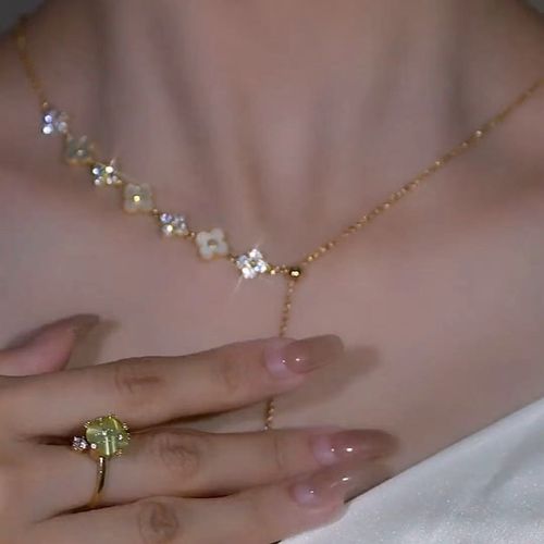 High-end necklace, an exquisite lucky flower clavicle chain.