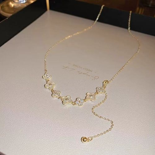 High-end necklace, an exquisite lucky flower clavicle chain.