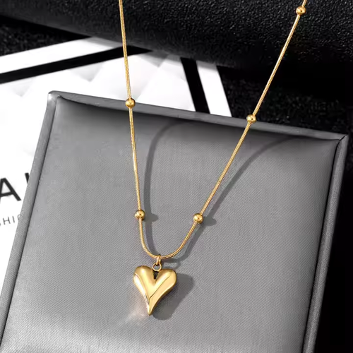 High Quality Peach Heart Vintage Light Luxury Stainless Steel Gold Plated Jewelry Love Pendant Long Gold Necklaces for Women