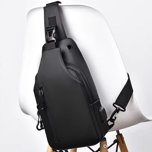 Bolsa transversal masculina para atacado com USB, portátil, moderna e casual, com acabamento em couro resistente, ideal para esportes ao ar livre.