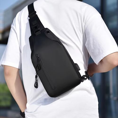 Bolsa transversal masculina para atacado com USB, portátil, moderna e casual, com acabamento em couro resistente, ideal para esportes ao ar livre.