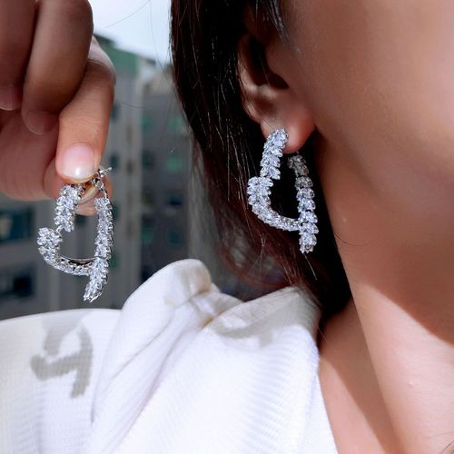 A hymn to the harvest in your ears! Aurora zircon and gilded wheat ears echo each other, swaying lightly and shining with agile light, giving the light luxury earrings artistic beauty and elegant temperament, making them more outstanding for daily wear.