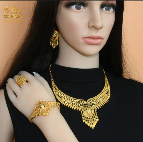 conjunto de joias dourado estilo Dubai