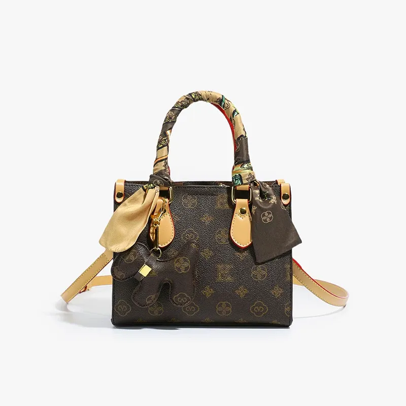 Bolsa Estruturada Monogram com Detalhe em Lenço de Cetim