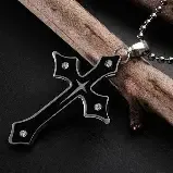 Colar com um Pingente em forma de cruz