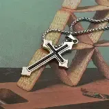 Colar com um Pingente em forma de cruz