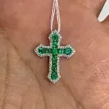 Pingente dourado em forma de cruz