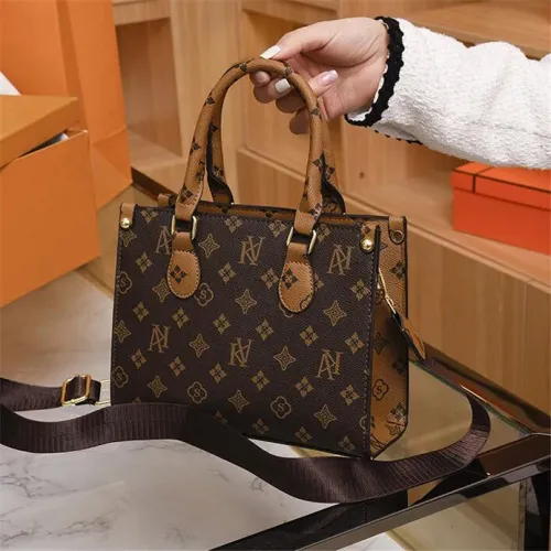 Bolsa Estruturada Monogram com Detalhe em Lenço de Cetim