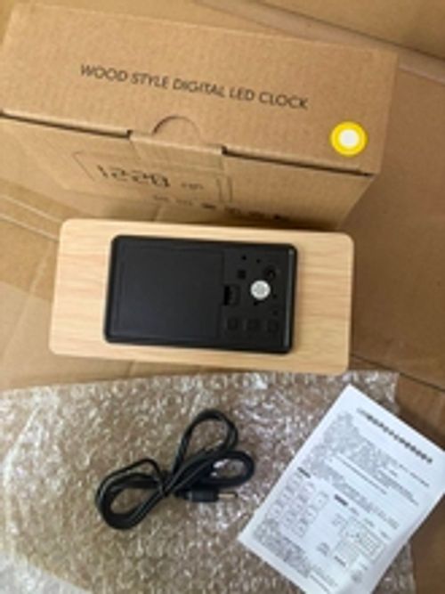Alarme de relógio digital com um disign de madeira