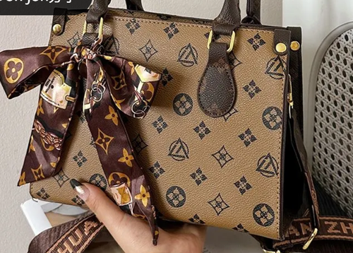 Bolsa Estruturada Monogram com Detalhe em Lenço de Cetim