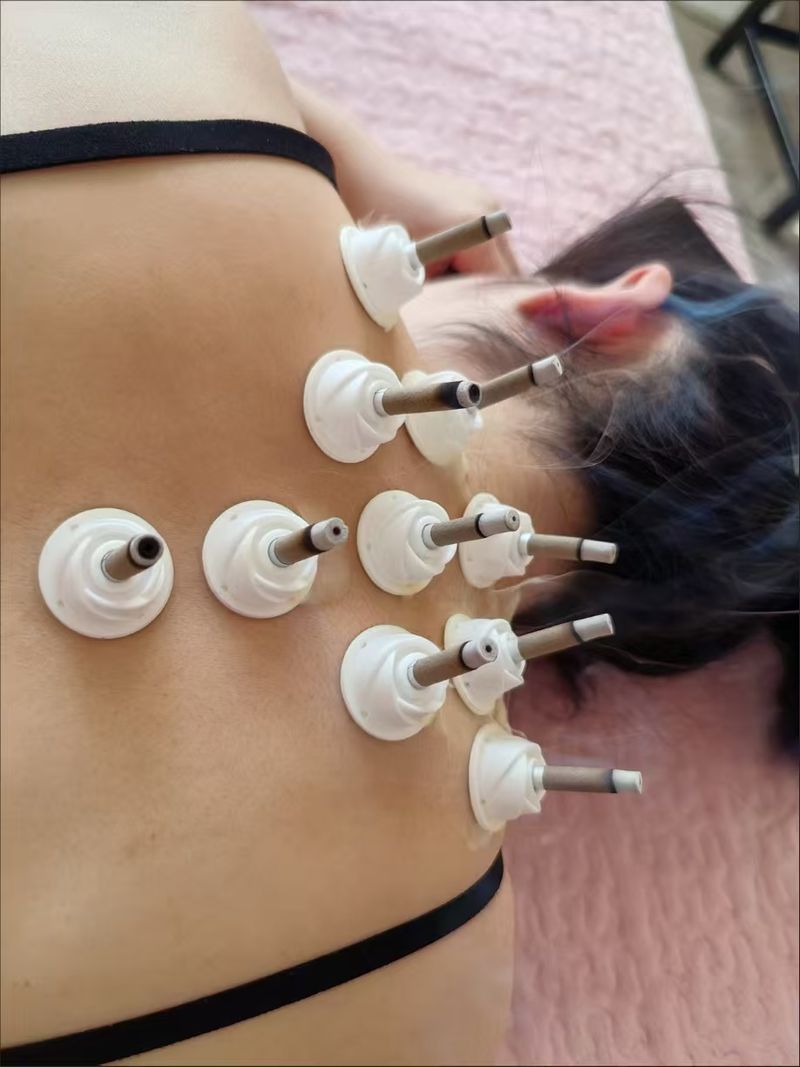 体验艾灸式养护  帮助改善暂时性身体浮肿  舒缓疲劳  获得深度放松   Enjoy moxibustion‑inspired wellness, help reduce temporary water‑retention puffiness and relieve fatigue for deep relaxation.