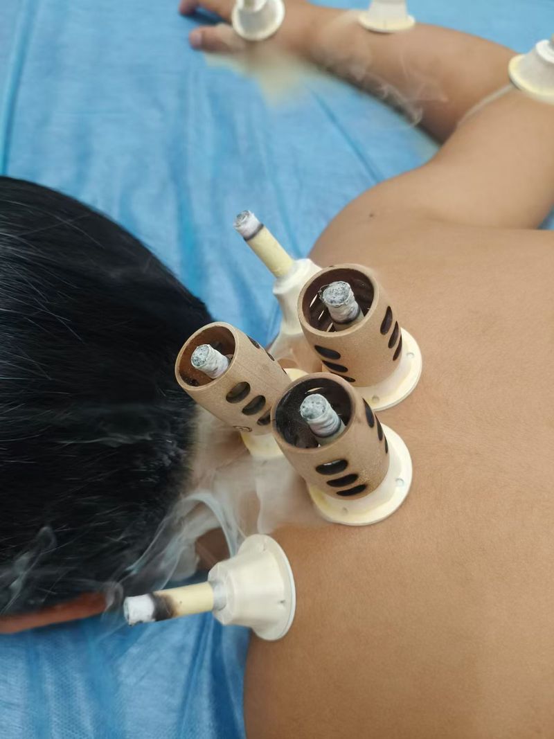 体验艾灸式养护  帮助改善暂时性身体浮肿  舒缓疲劳  获得深度放松   Enjoy moxibustion‑inspired wellness, help reduce temporary water‑retention puffiness and relieve fatigue for deep relaxation.
