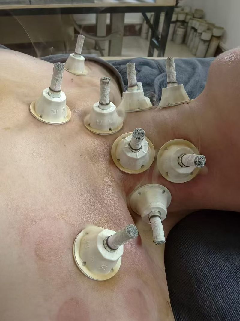 体验艾灸式养护  帮助改善暂时性身体浮肿  舒缓疲劳  获得深度放松   Enjoy moxibustion‑inspired wellness, help reduce temporary water‑retention puffiness and relieve fatigue for deep relaxation.