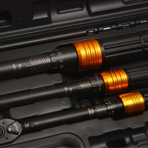 High-precision ratchet torque wrench set, 210 Nm torque  suitable for bicycles, motorcycles, spark plugs, and tires  packaged in a plastic case.