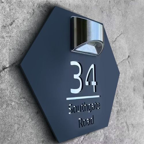 Benutzerdefiniertes Solar-Laser-Cut-Hausschild | Sechseckig