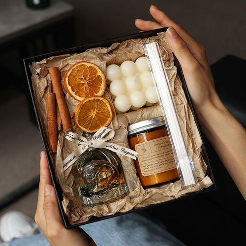 Home scented wax fragrance gift set, including creative scented candles and rattan diffuser, can be used as a friend's birthday or Valentine's Day gift