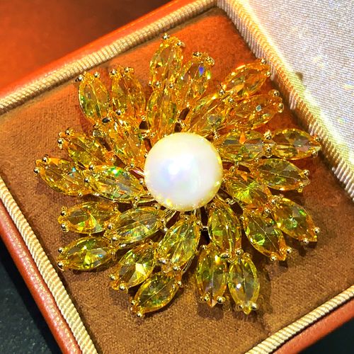 Heavy industry inlaid with large carat yellow zircon multi-layer snowflake brooch light luxury fashion high-end clothing accessories