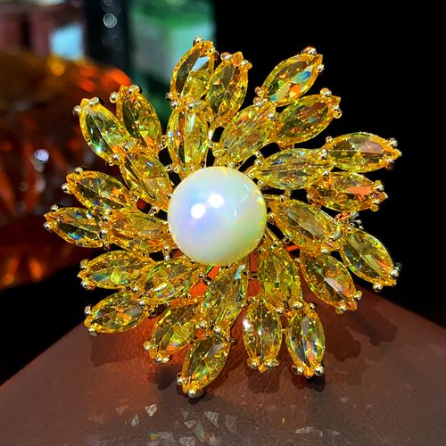 Heavy industry inlaid with large carat yellow zircon multi-layer snowflake brooch light luxury fashion high-end clothing accessories