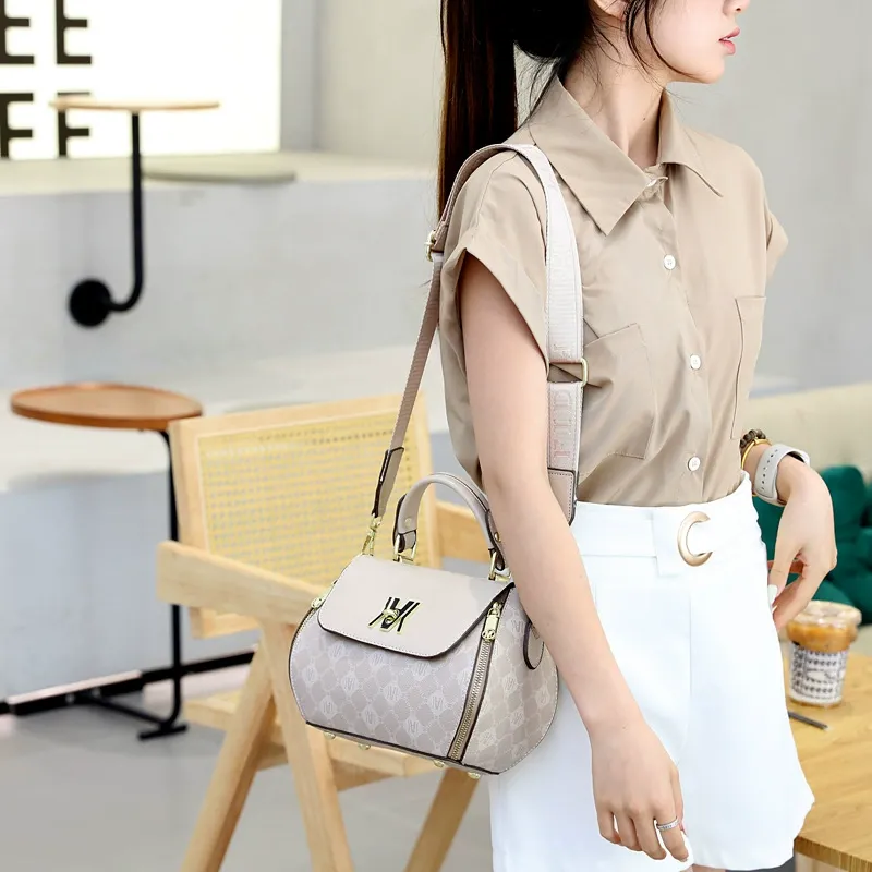 🔥 2025 Novo saco quadrado de luxo para mulher – Versátil, de grande capacidade e elegante, para transportar à mão ou a tiracolo! 💎👜