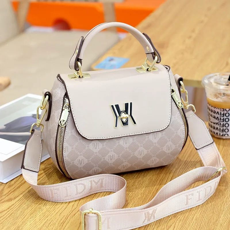 🔥 2025 Novo saco quadrado de luxo para mulher – Versátil, de grande capacidade e elegante, para transportar à mão ou a tiracolo! 💎👜