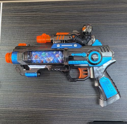 Brinquedo infantil de pistola pequena com spray, som elétrico, luz e vibração.