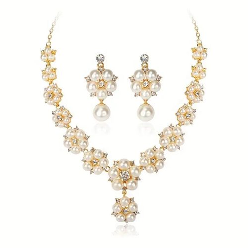 💎 A beautiful and elegant jewelry set, combining a necklace and earrings, exuding captivating charm.
