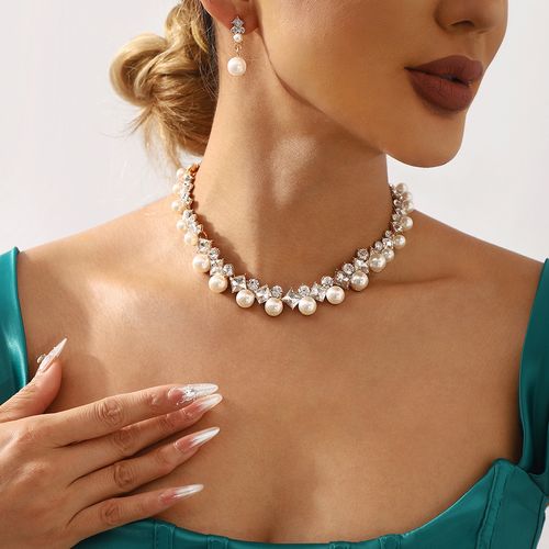 Women's romantic Baroque-style jewelry set, featuring exquisite diamonds and natural pearls, including necklace and earrings. Perfect for evening galas and versatile for various occasions.