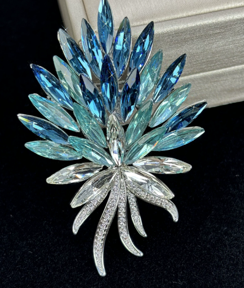 Crystal Brooch with Wheat Design - Floral Camellia Pin Light Luxury Fashion Accessory