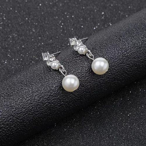 Women's romantic Baroque-style jewelry set, featuring exquisite diamonds and natural pearls, including necklace and earrings. Perfect for evening galas and versatile for various occasions.