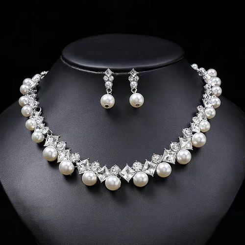 Women's romantic Baroque-style jewelry set, featuring exquisite diamonds and natural pearls, including necklace and earrings. Perfect for evening galas and versatile for various occasions.