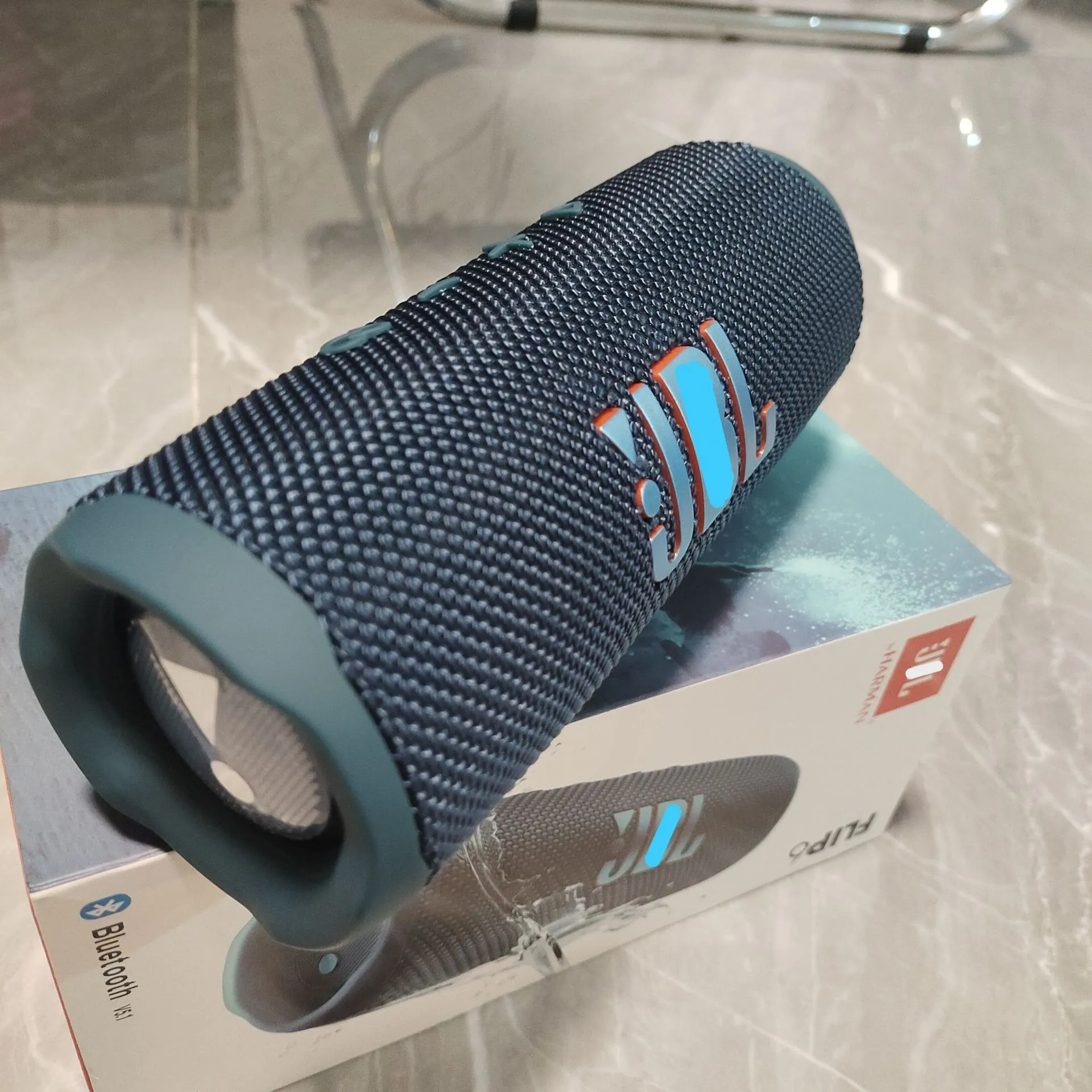 Blue Portable Bluetooth Speaker - A closer look at the ends