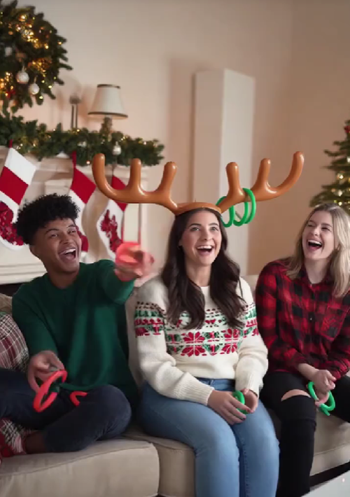 This inflatable reindeer antler ring toss game comes with a reindeer antler hat for throwing rings and includes a Christmas tree and two Santa Claus canes. It's perfect for Christmas, parties, family gatherings, birthdays, weddings, Halloween, and other occasions.