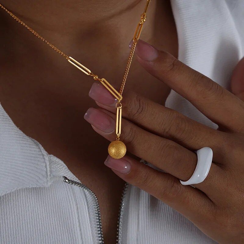 Light Luxury Clavicle Chain Personality Niche Jewelry  American Metal Ball Pendant Necklace  Wholesale