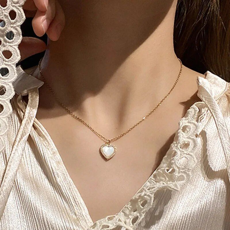 Why is it popular for many people to wear necklaces this year?
