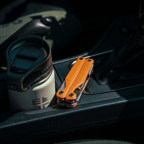 ✔️ MagnaCut® steel blade with thumb stud for one-handed opening ✔️ Full-size scissors — the largest cutting surface of any Leatherman plier-based multi-tool ✔️ Sculpted G10 handles with 3D topo grip for unmatched comfort and control ✔️ Bundled implement deployment for fast, intuitive access to essential tools ✔️ Color-pop accents and sleek finishes for a modern, elevated look
