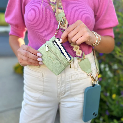 Tired of juggling your phone, bag, and coffee? The Clip & Go keeps your essentials close while adding a chic touch to any outfit. ✅ Hands-free freedom ✅ Timeless vegan leather design ✅ Loved by thousands of women 👉 Stay organized and stylish every day.