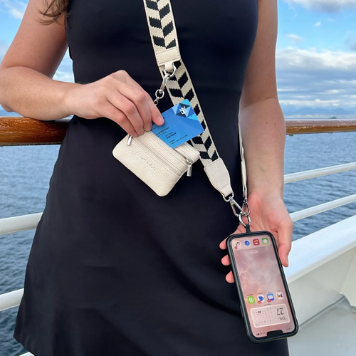 Tired of juggling your phone, bag, and coffee? The Clip & Go keeps your essentials close while adding a chic touch to any outfit. ✅ Hands-free freedom ✅ Timeless vegan leather design ✅ Loved by thousands of women 👉 Stay organized and stylish every day.