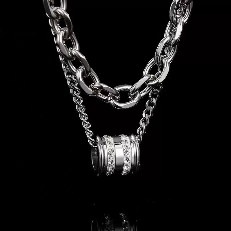 Mixed link details on the layered necklace