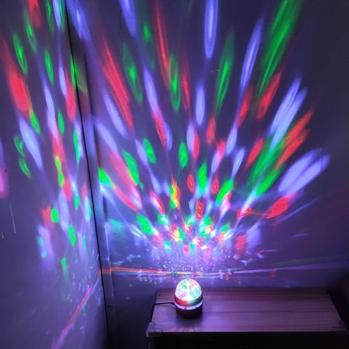 Bola mágica rotativa de cristal com estrelas minúsculas LED