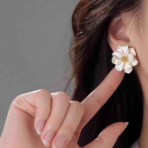 🔥Buy 1 and get 3 free🔥Trendy Elegant White Camellia Flower Drop Earrings