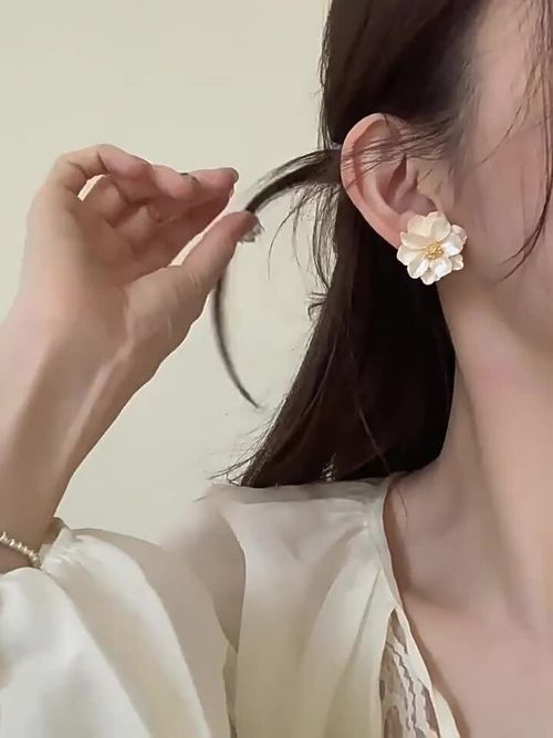 Trendy Elegant White Camellia Flower Drop Earrings