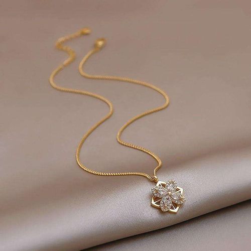 Creative Golden Five-petal Flower Necklace, Moissanite Inlaid, Titanium Steel Gold-plated Craft, Light Luxury Style, Versatile & Fashionable.