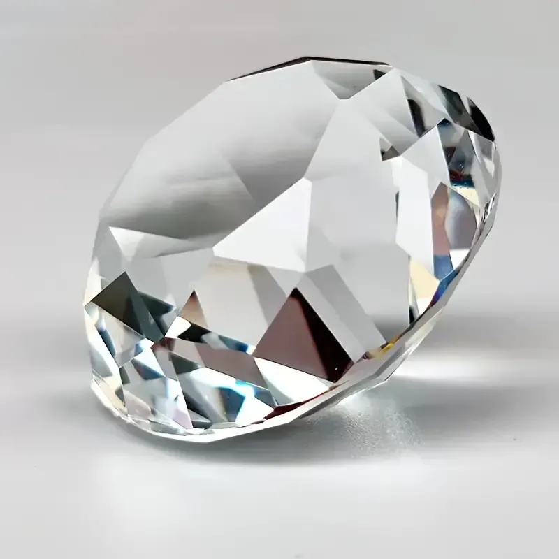 Ornement de diamant en cristal découpé au laser scintillant