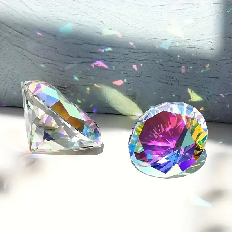 Ornement de diamant en cristal découpé au laser scintillant