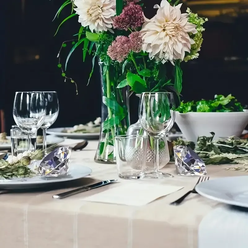 Ornement de diamant en cristal découpé au laser scintillant