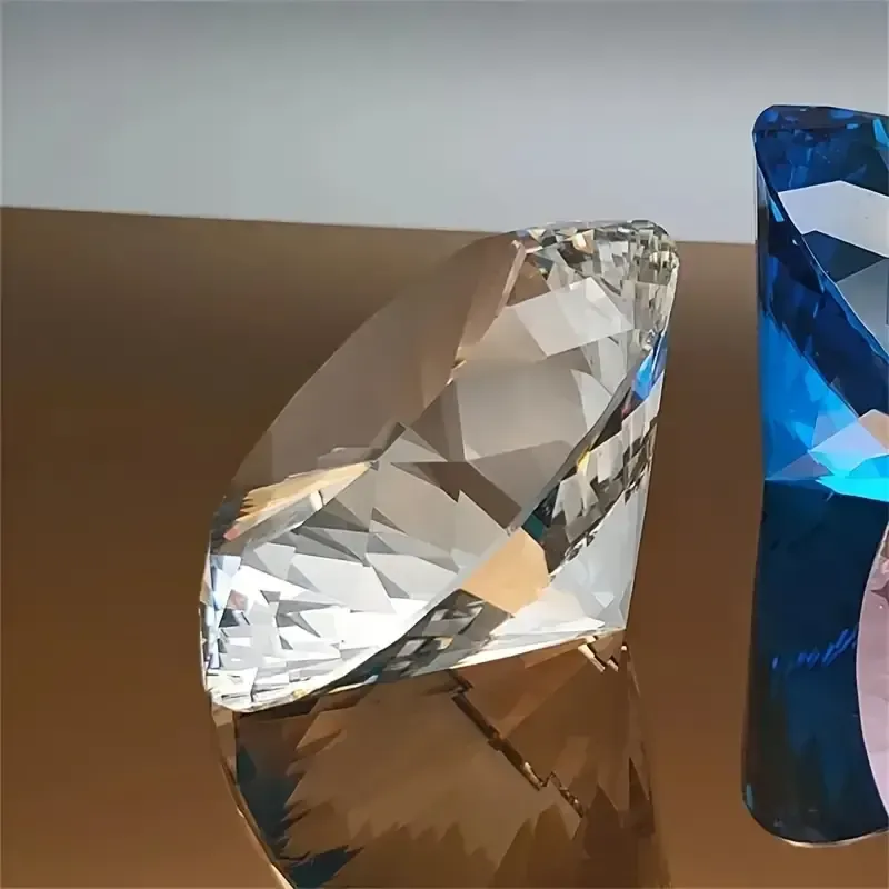 Ornement de diamant en cristal découpé au laser scintillant