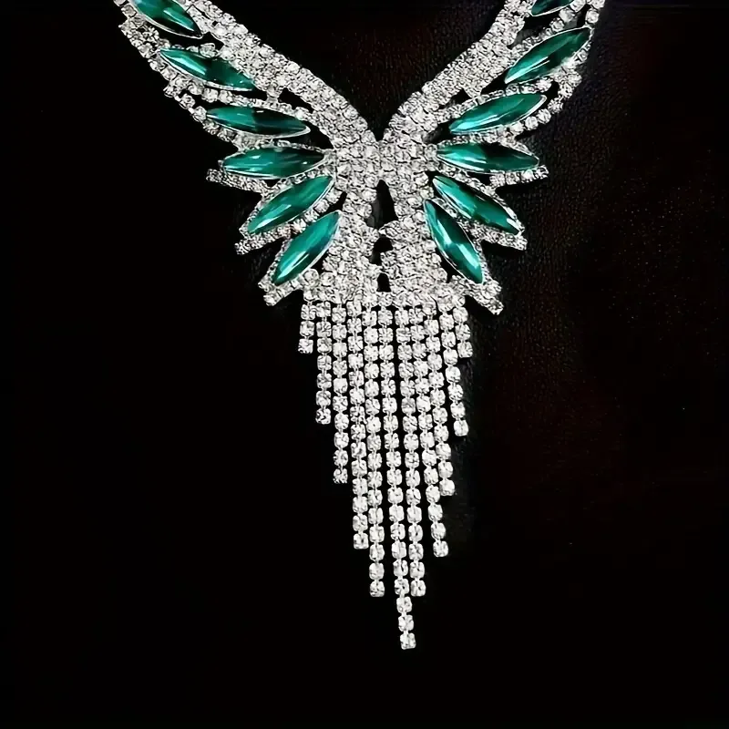 114 Bijoux à pampilles en pierres précieuses vertes