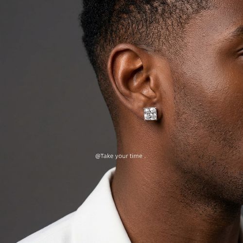 Square four-claw stud earrings