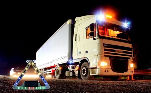 👨‍👩‍👧‍👦🌀Foldable Solar Powered 🚗💡Triangular Warning Light👇